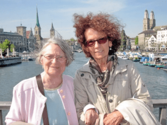 Zwei Frauen auf Brücke in Zürich