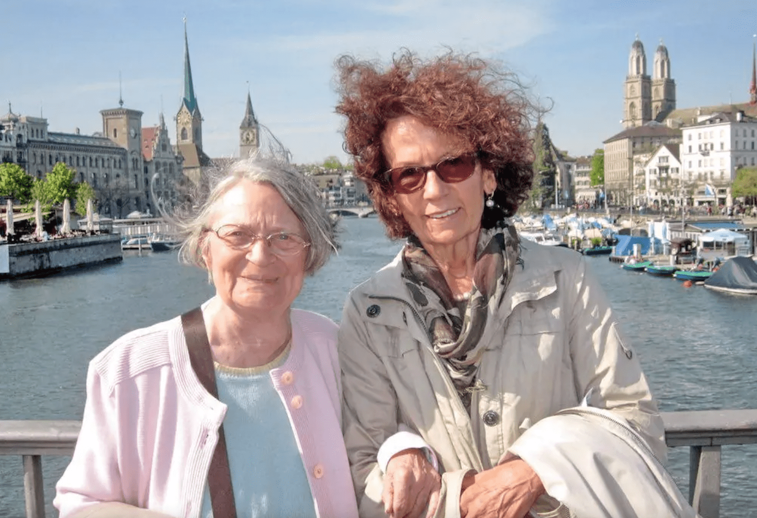 Zwei Frauen auf Brücke in Zürich