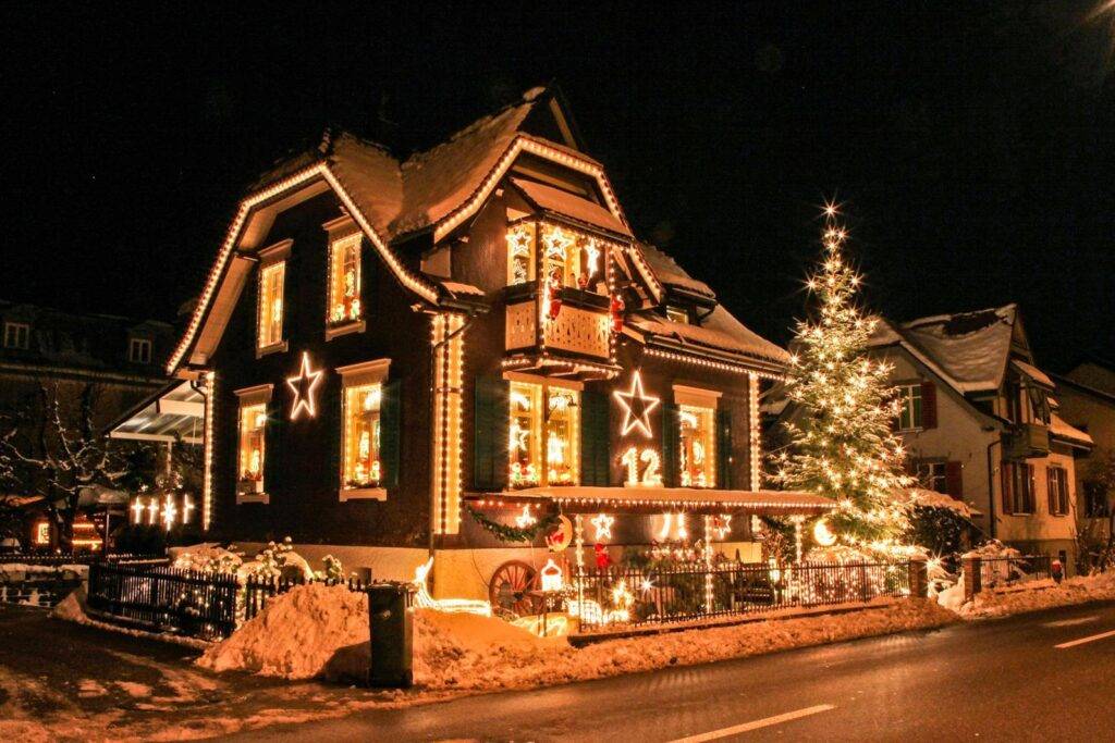 Weihnachtlich geschmücktes Haus