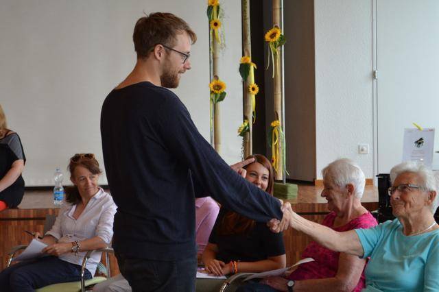 Lars Ruppel hält einer älteren Frau die Hand