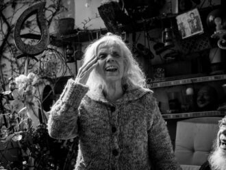 Schwarz-weiss-Foto einer alten Frau die lacht
