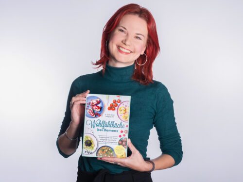 Sarah Straub mit ihrem Kochbuch Wohlfühlküche bei Demenz