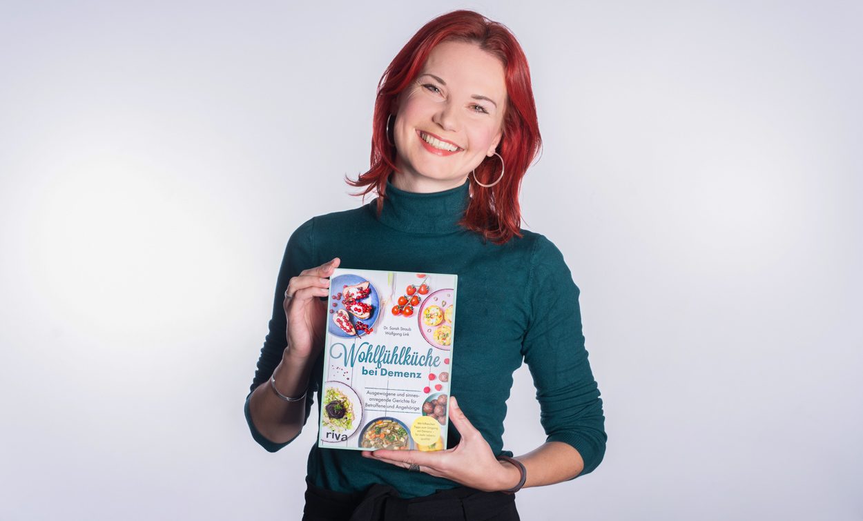 Sarah Straub mit ihrem Kochbuch Wohlfühlküche bei Demenz