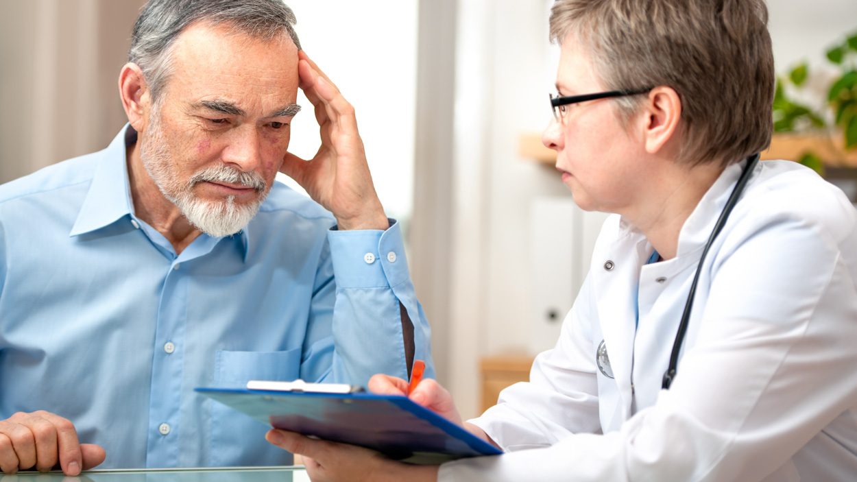 Diagnosegespräch von Ärztin mit Patient Alzzheimer