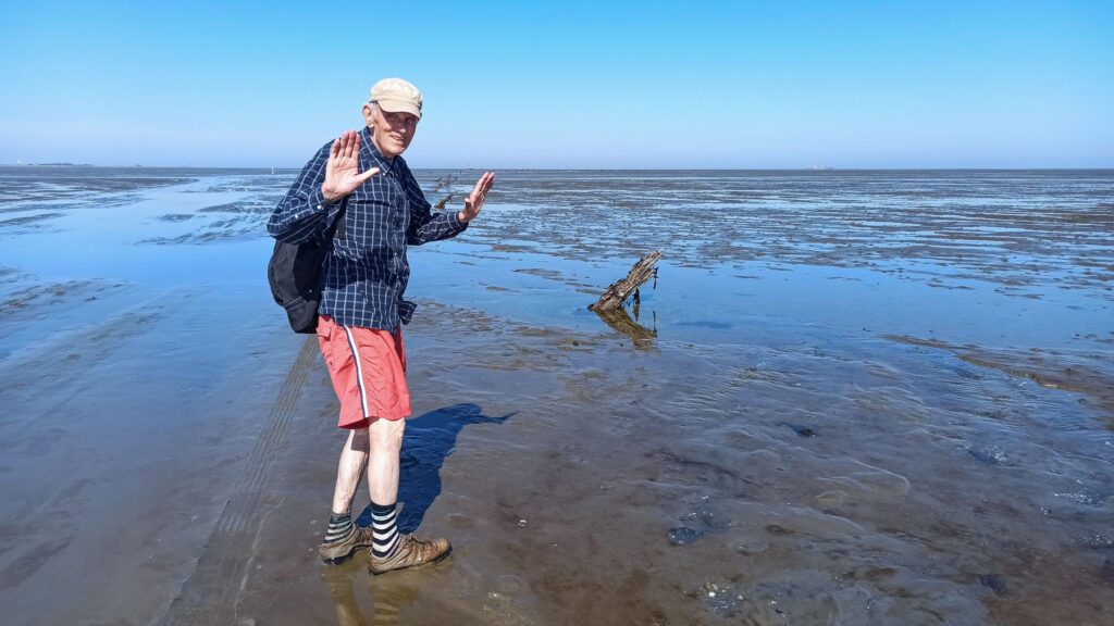 Otmar Hoffmann wandert im Wattenmeer.