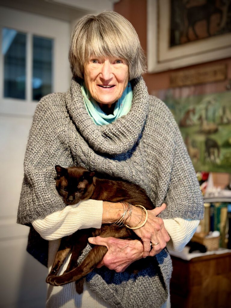 Gisela mit Katze auf dem Arm